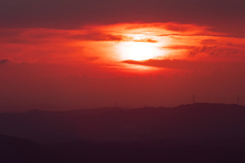 真っ赤に燃える太陽の写真素材