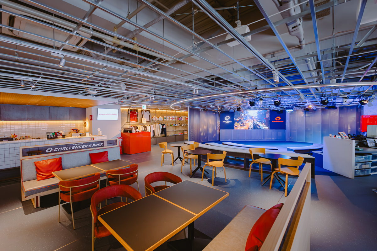 福岡市天神にあるeスポーツ施設「esports Challenger's Park」の無料写真素材