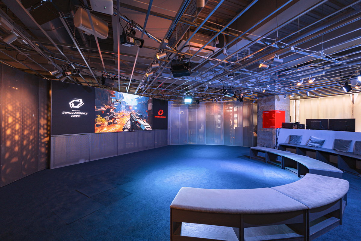 大画面で観戦ができる「esports Challenger's Park」のスタジアムの無料写真素材