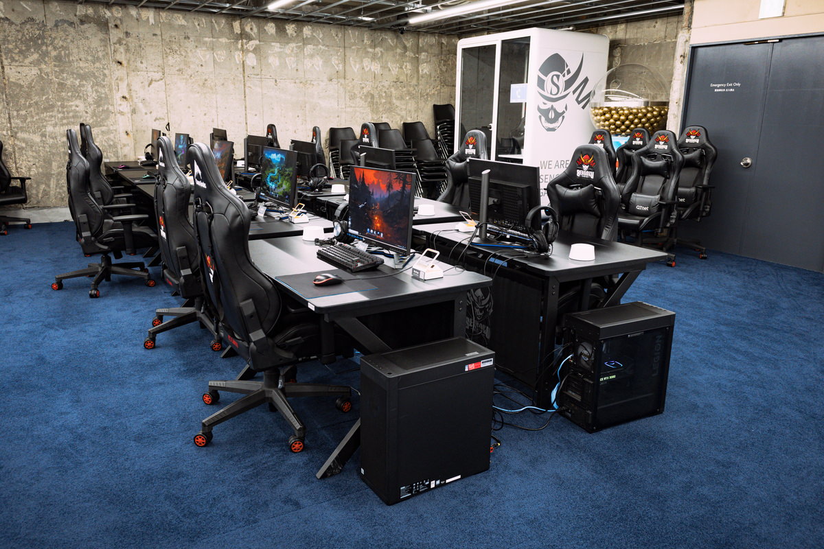eスポーツがプレイできる施設（チャレパプレイエリア）の無料写真素材