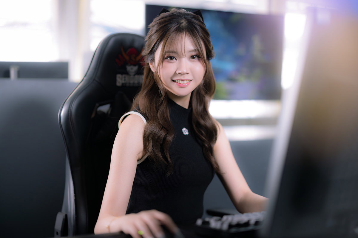 ゲーム配信をする女性YouTuberの無料写真素材
