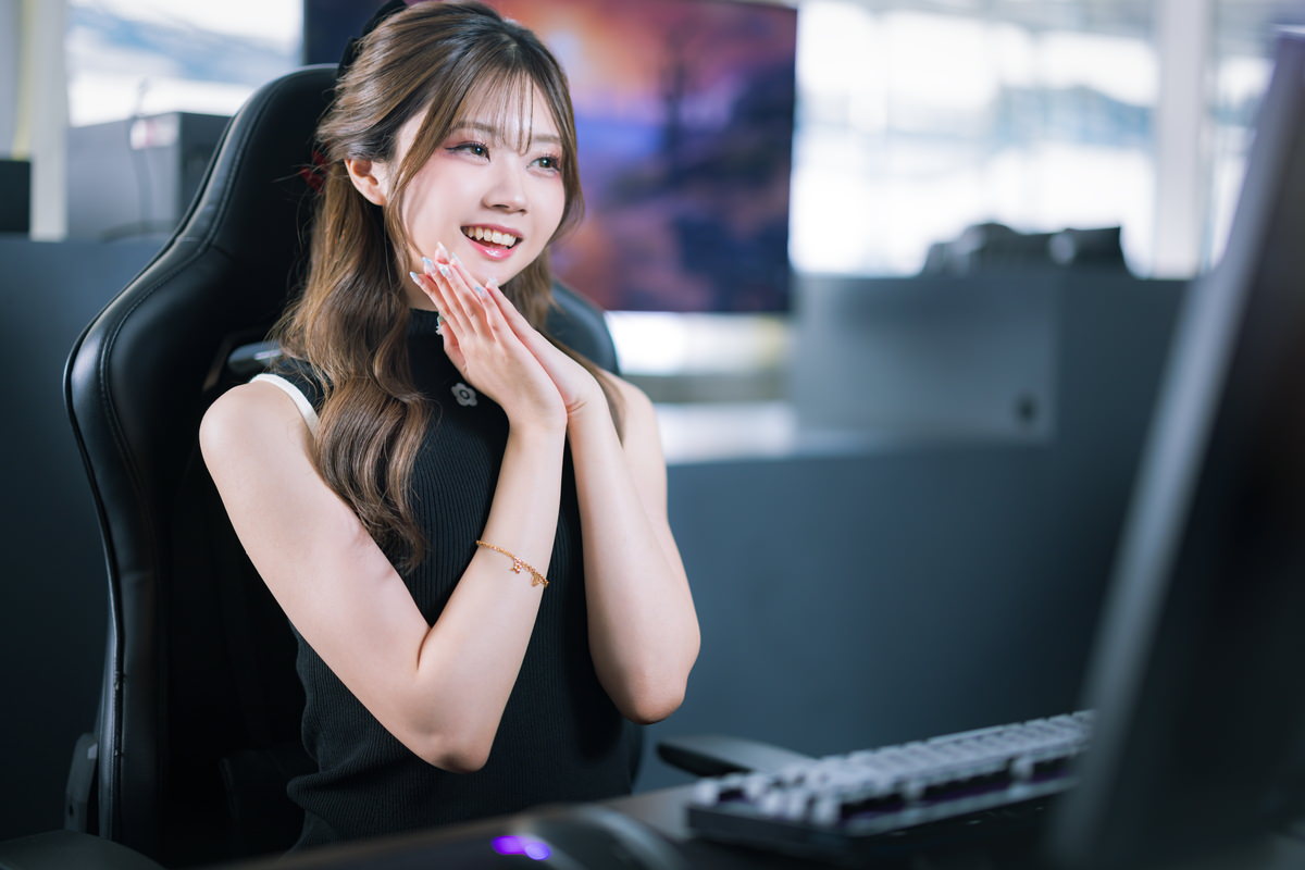 スパチャありがとうするeスポーツ女子の無料写真素材