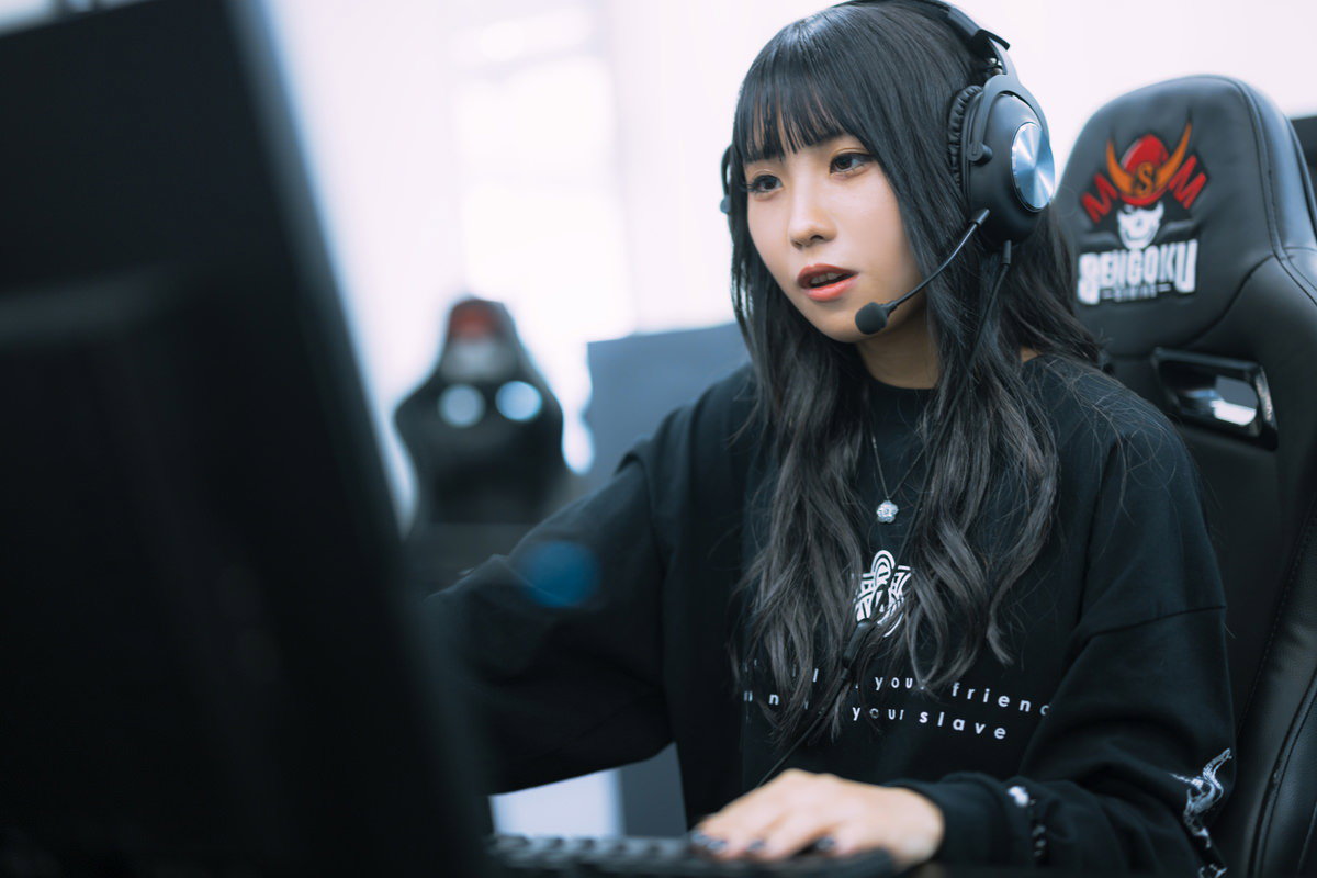 ボイチャしながらゲームをプレイするeスポーツ女子の無料写真素材