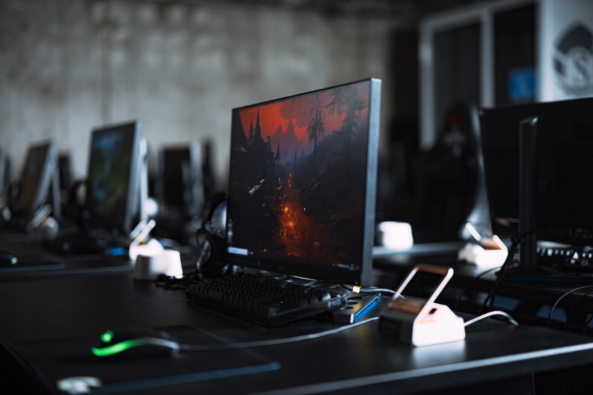 eスポーツ施設のゲーミングPCの無料写真素材