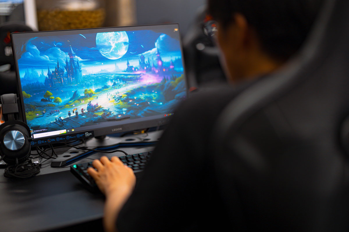リアルストラテジーゲームをプレイする男性の無料写真素材