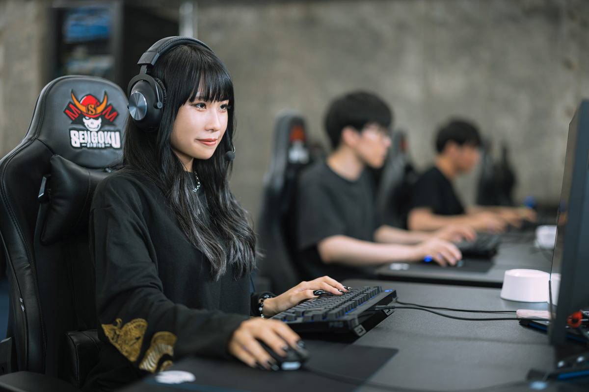女性がメンバーのeスポーツチームの無料写真素材