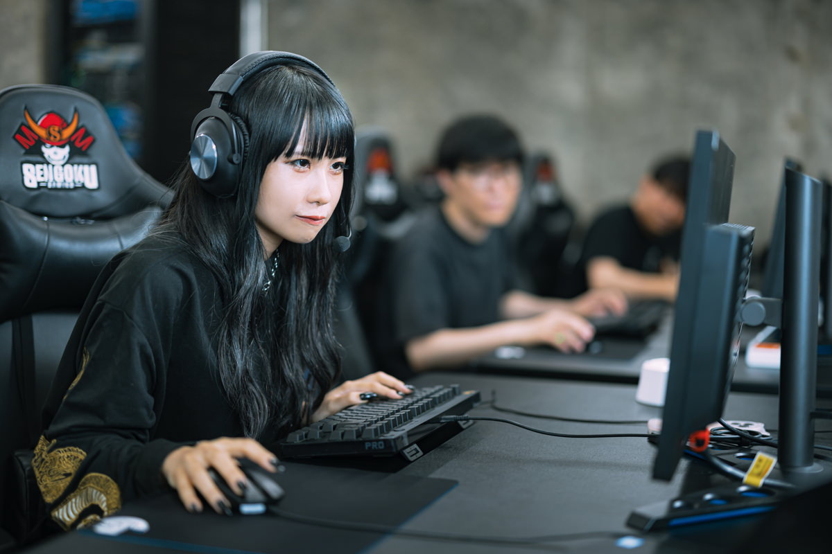 eスポーツ大会に出場するプロゲーマーのチームの無料写真素材