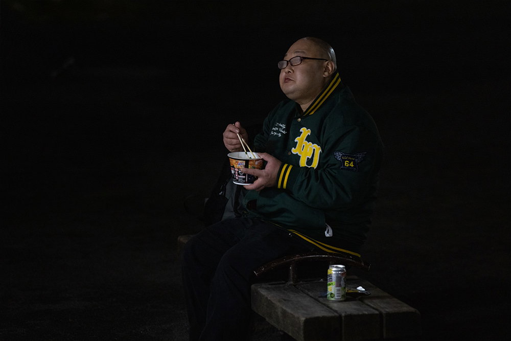カップ麺を食べて眼鏡が曇るデブ