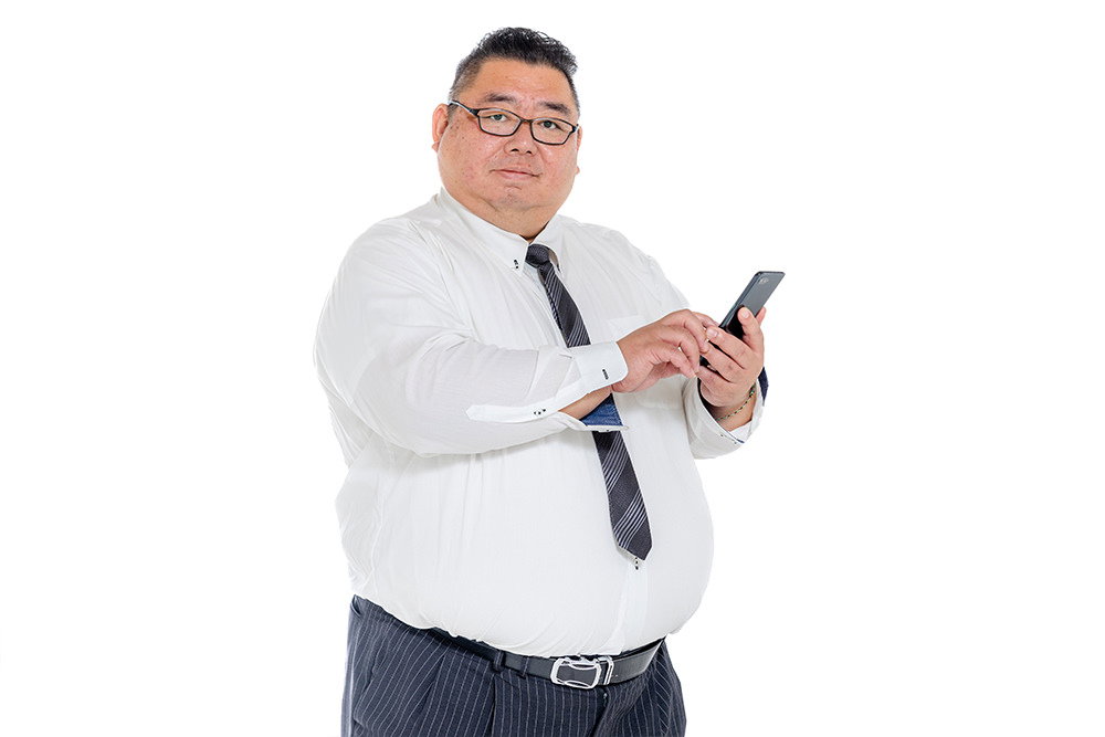 スマホを触る恰幅のいい男性