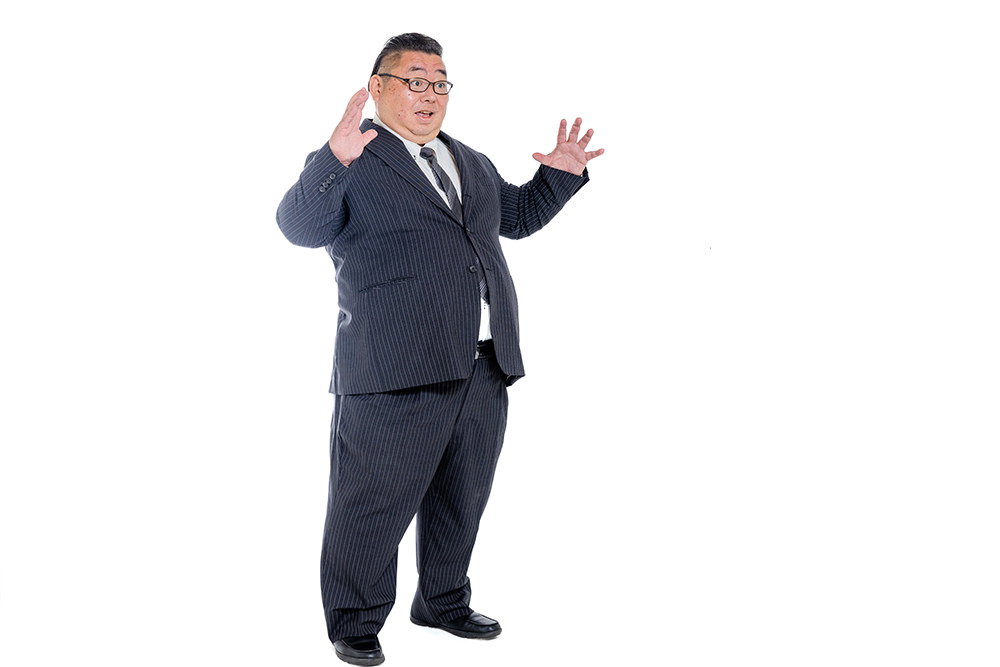 驚くスーツ姿の肥満男性