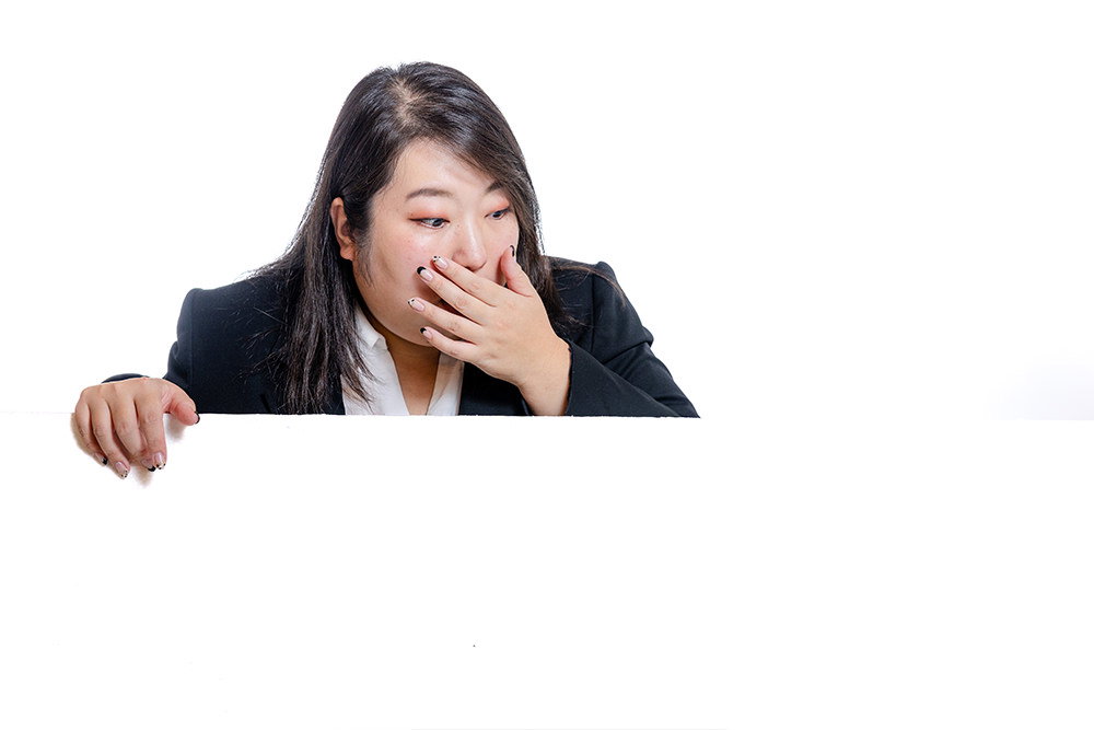 下の広告を見て驚く