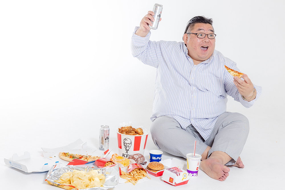 ジャンクフードを食べながら観戦する肥満