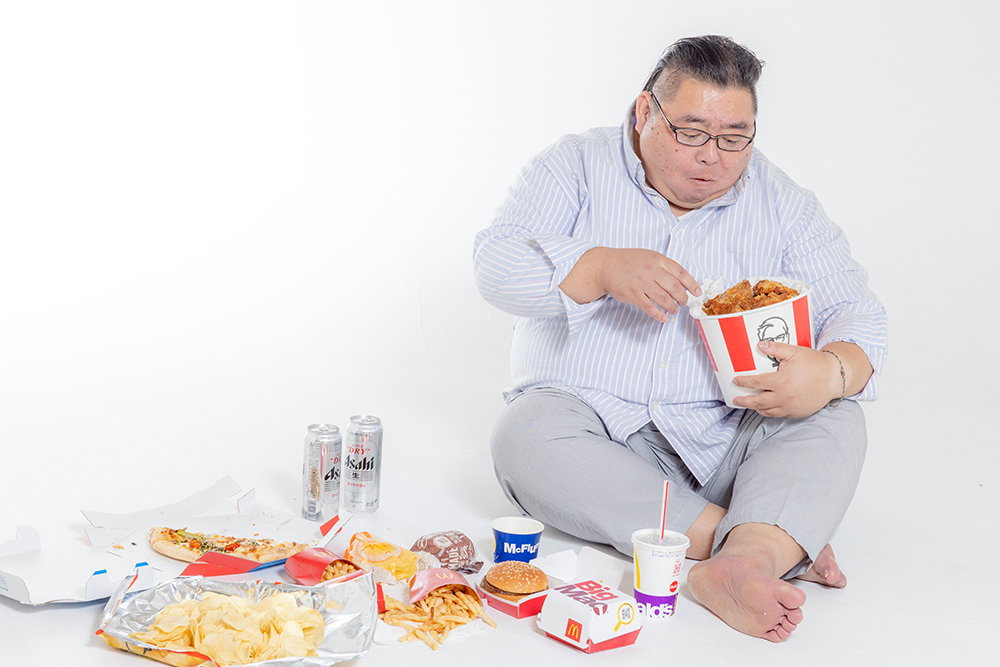 ケンタを食べながら暴飲暴食男性
