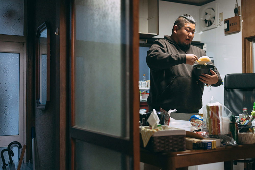 炊飯ジャーごとご飯を食べるデブ