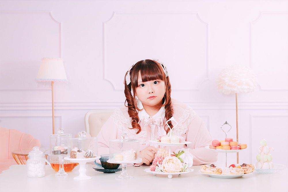 午後のお菓子タイムを楽しむゆるふわ女子