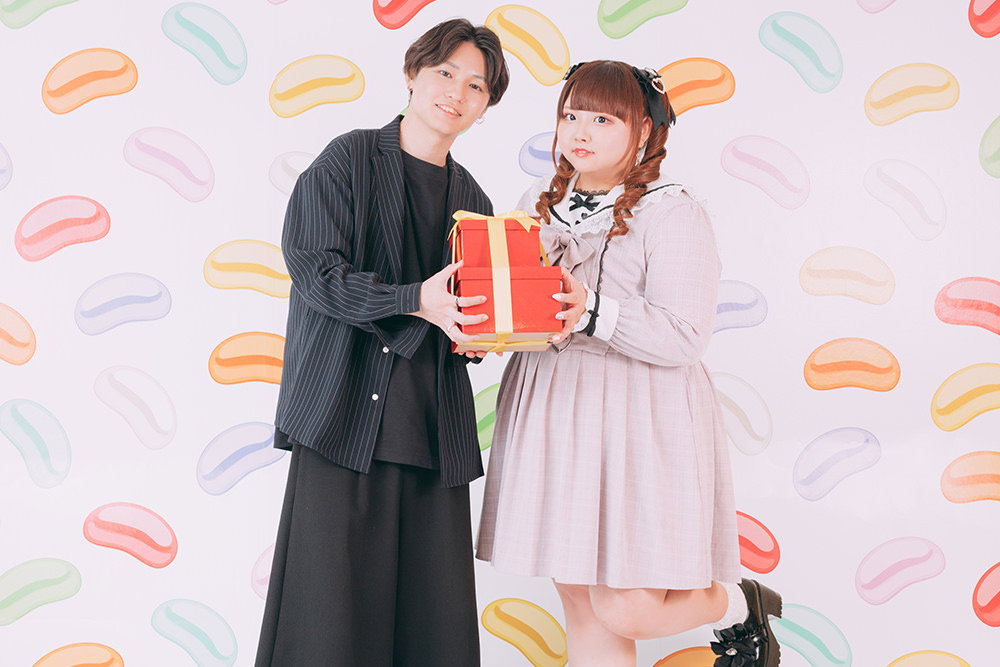 プレゼントを持ったカップル