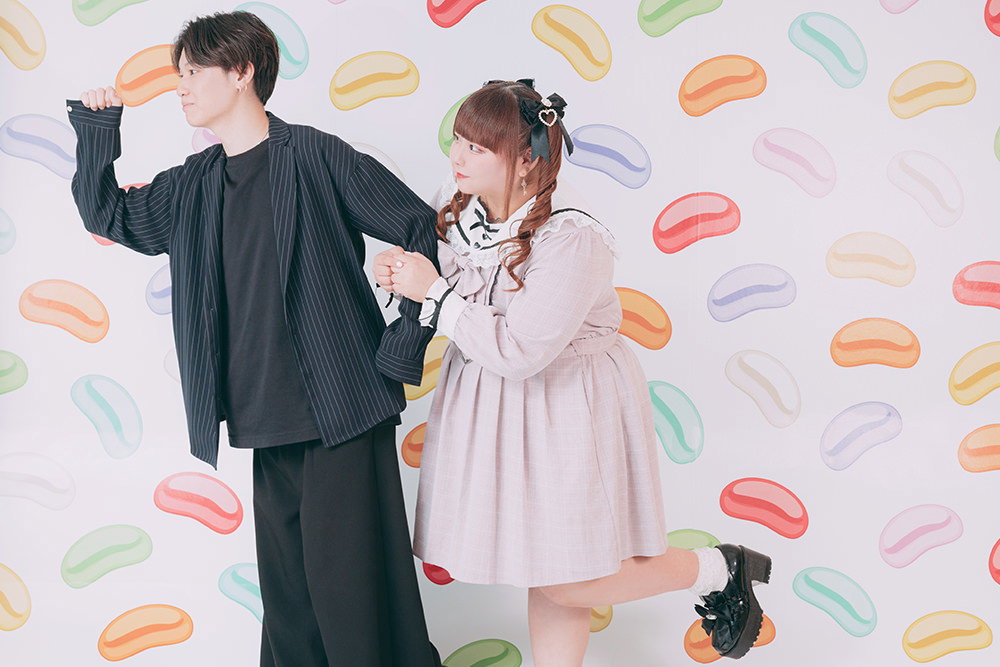 彼氏と腕を組むぽっちゃりガール