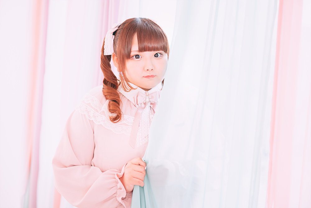 カラフルのカーテンとゆるふわ女子