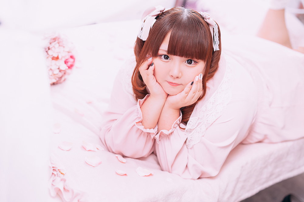 歯痛ポーズのぽちゃかわ女子