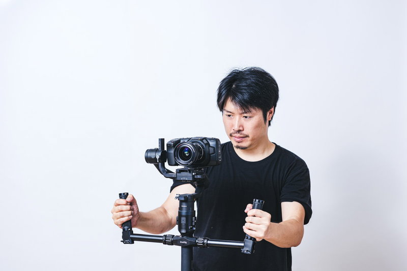 一眼カメラをスタビライザーに乗せてムービーを撮るの写真素材