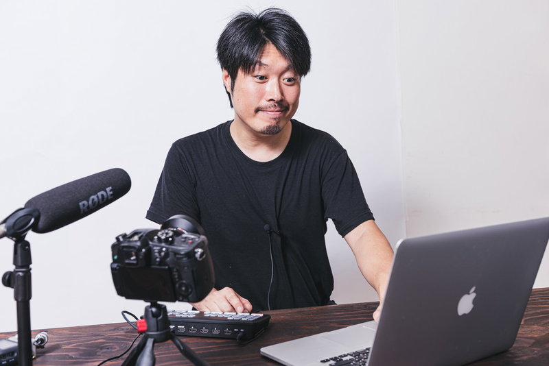 モニターを見ながら構図を決めるカメラマンの写真素材