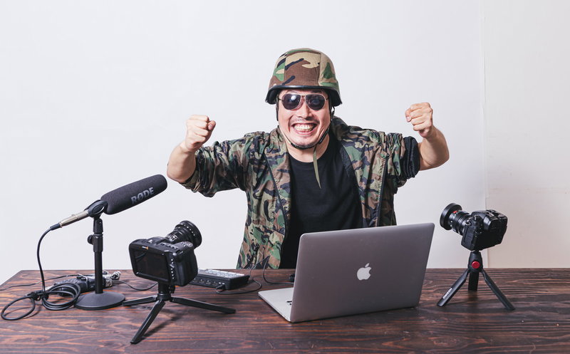 気合を入れてLIVE配信するYouTuberの写真素材