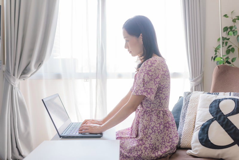 明るい時間にテレワークする女性の写真素材