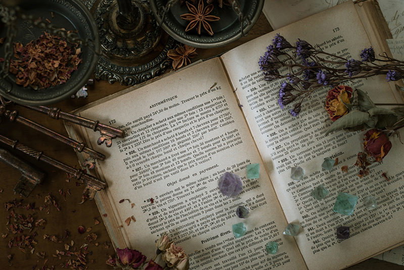 魔女の机（洋書とドライフラワー）の写真素材