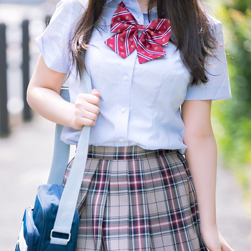 石投げて美奈代