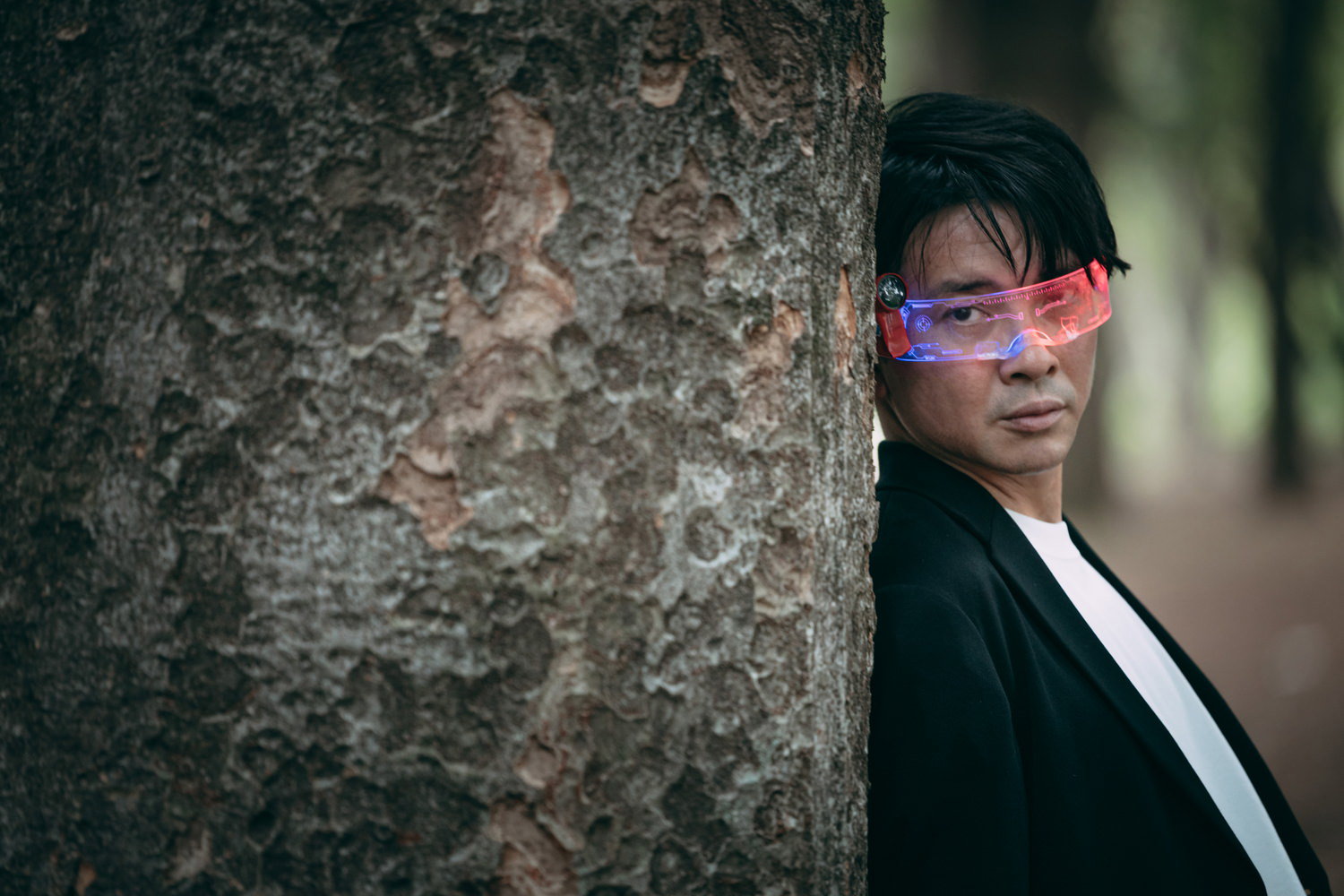 伝説のARグラスを手に入れ、追跡者からの逃亡を余儀なくされた経営者Kの無料写真素材
