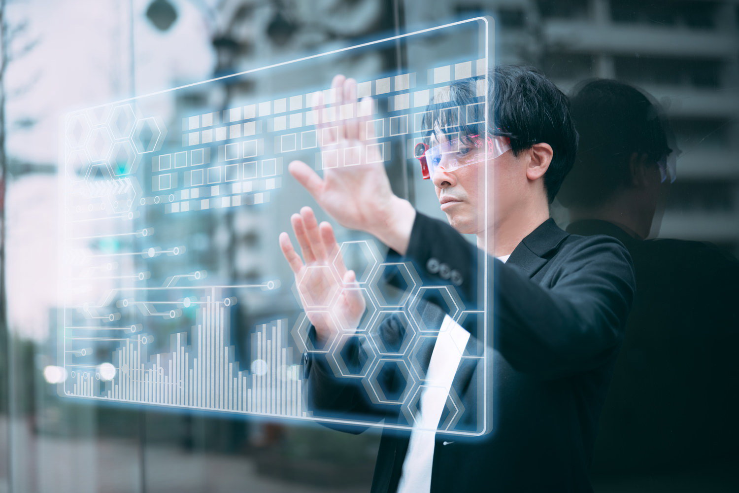 時空を超越したARグラスを使いビジネス界に革命を起こす男の無料写真素材
