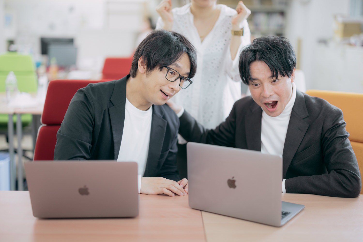 「一緒に成功体験を重ねていくエンジニアの仲間を大募集！」的な求人に使われるアイキャッチの無料写真素材
