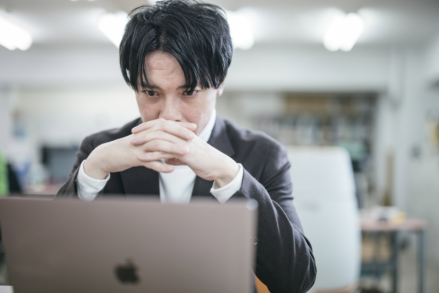 経営危機に直面した経営者、画面をただ見つめる日々の無料写真素材
