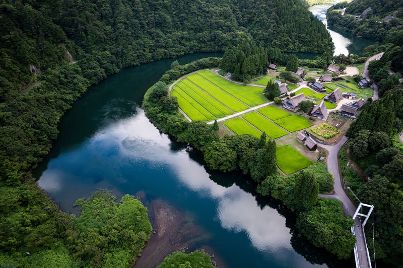 合掌造りの屋根が特徴的な家の写真素材