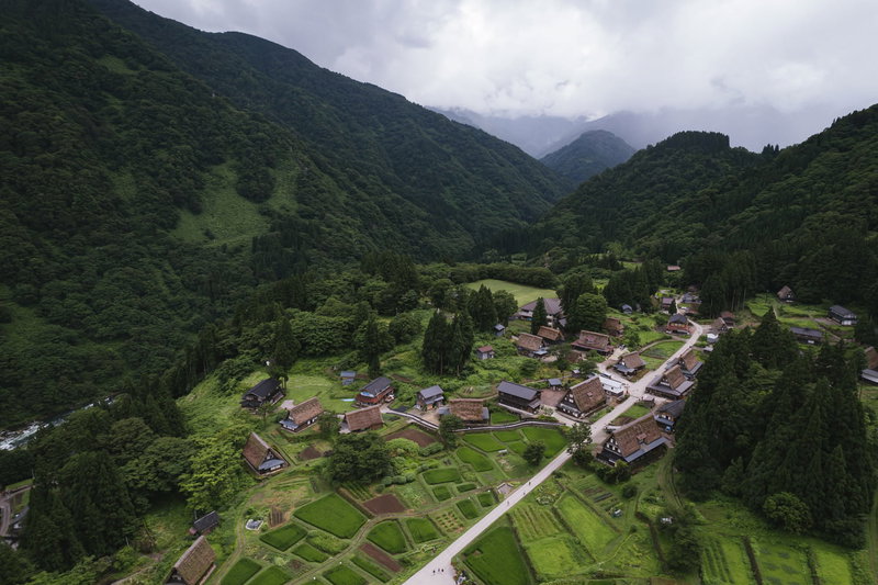 相倉合掌造り集落を空撮の写真素材