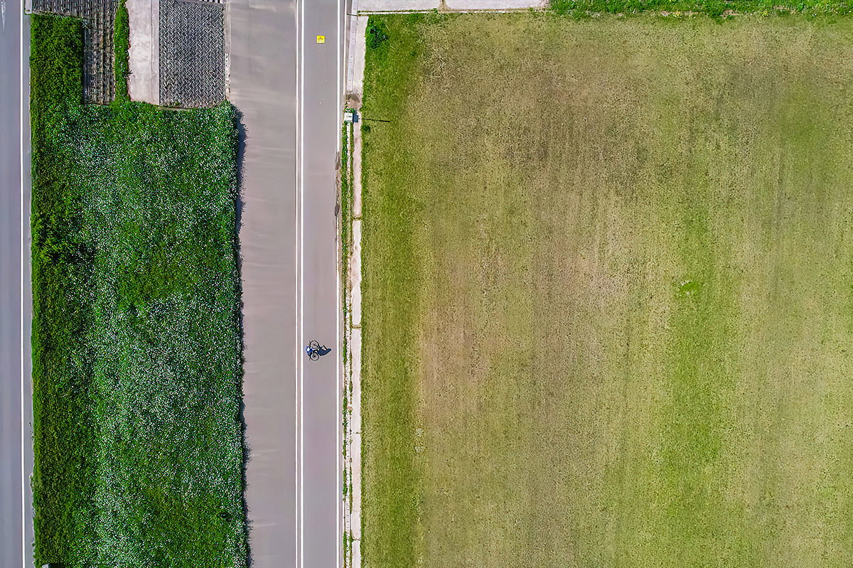 直方北九州自転車道を走る自転車の様子を空撮の写真