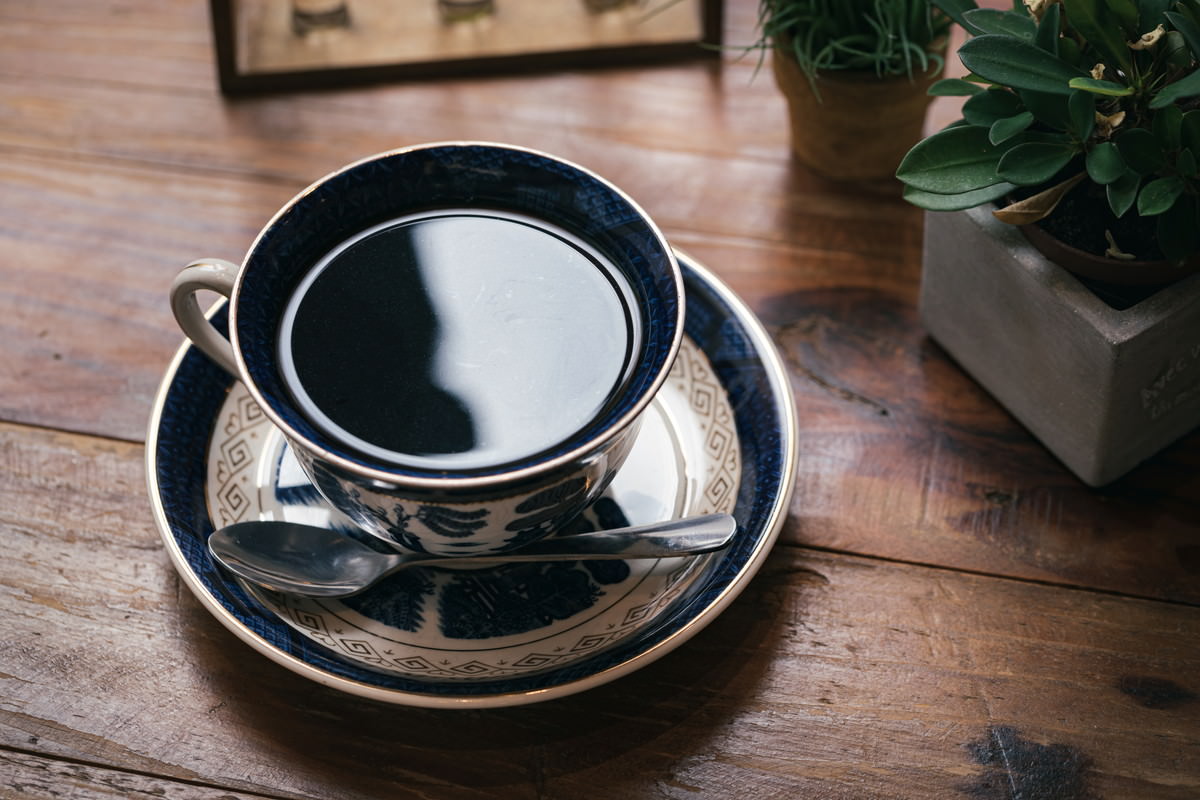 リフレクションしそうなブラックコーヒーの写真素材