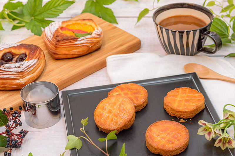 飾り付けされた朝食のフルーツデニッシュとガレットブルトンヌの写真素材