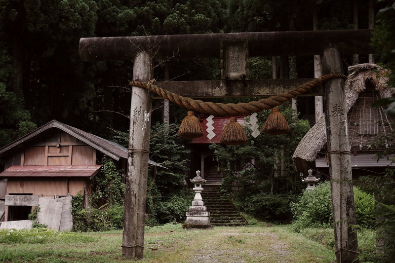菅沼集落の神明宮の鳥居の写真素材