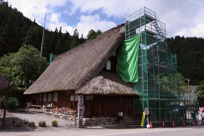 村上家の葺き替え工事中の写真素材