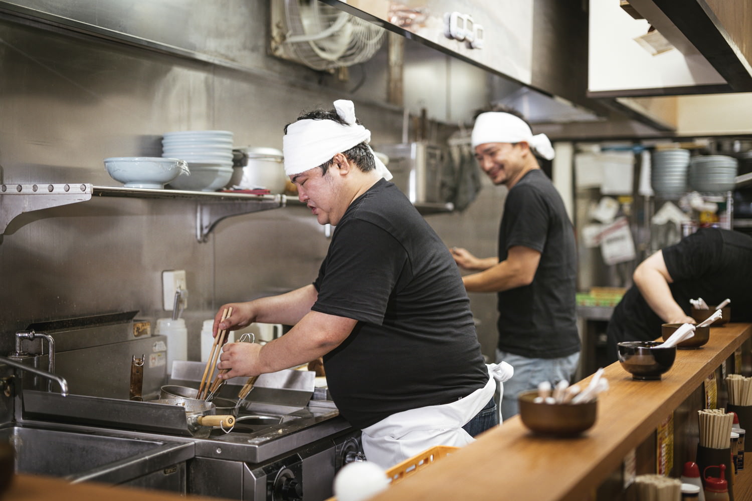 厨房に立つ割腹のいいラーメン店主の写真素材