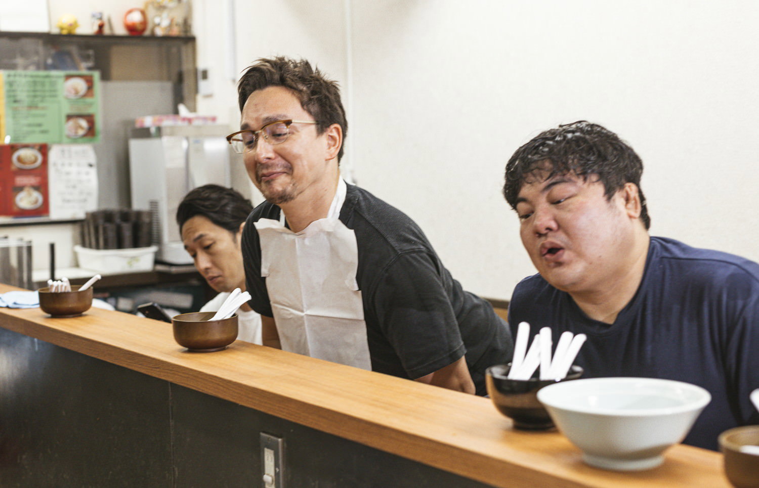 腹ペコ客が身を乗り出す様子の写真素材