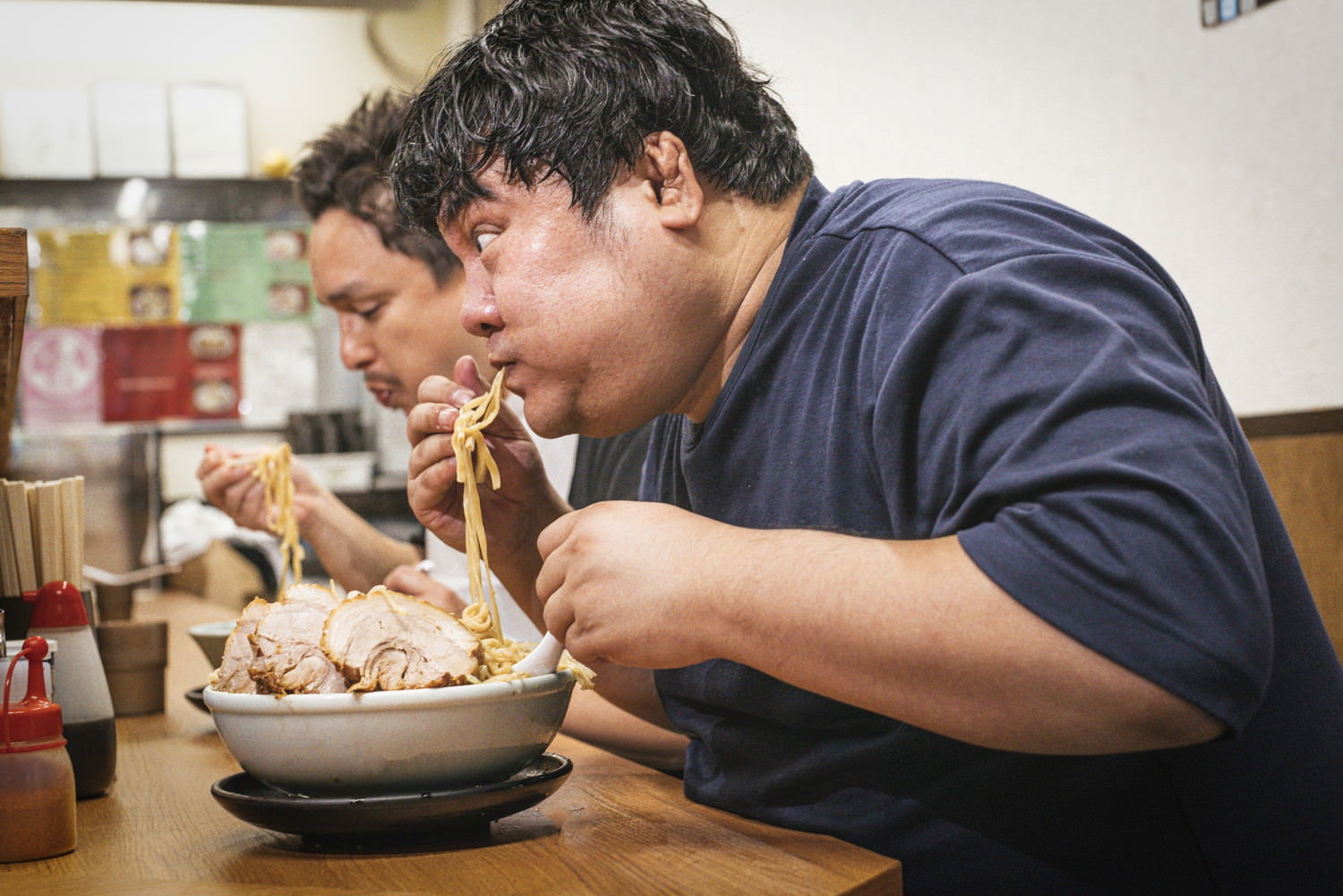 大ラーメンを爆食い男子の写真素材