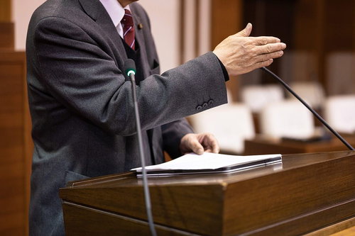 登壇する津山市議会議員写真素材