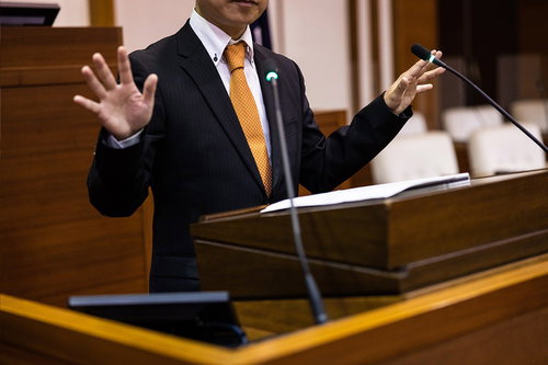 ジェスチャーを交えながら話す議員写真素材