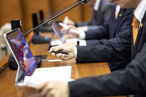 議会中タブレットを使用する議員写真素材