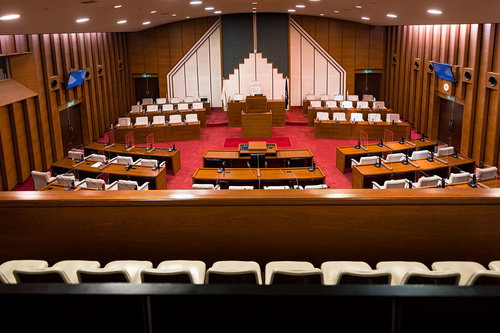 誰もいない津山市議会の議場にカメラが潜入