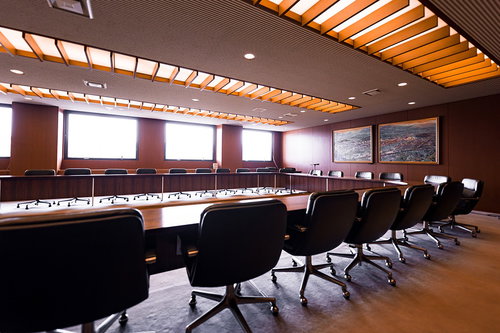 本会議前の打ち合わせなどが行われる全員協議会室写真素材