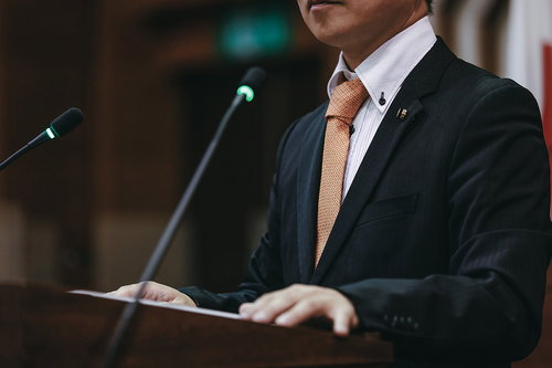 黙って答弁に耳を傾けている風の若手議員