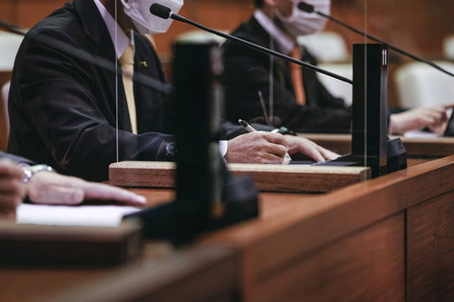 議席でメモを取る津山市議会議員写真素材